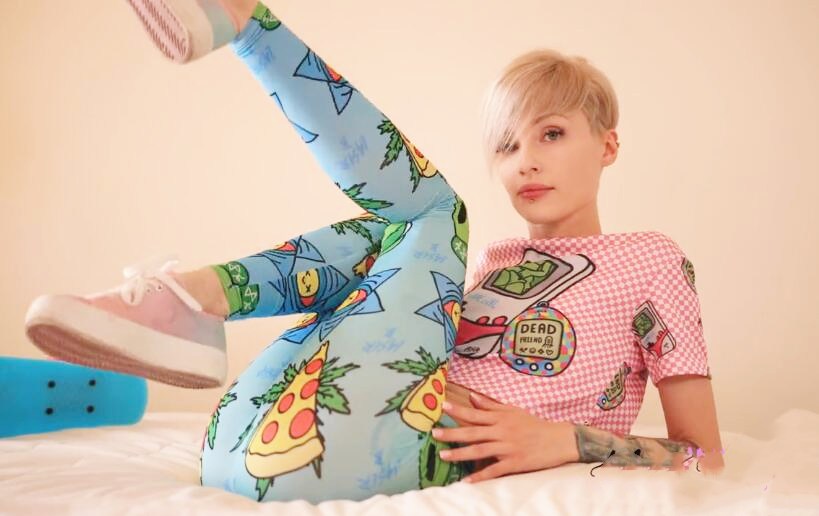 溜冰者女孩与彩虹假阳具手 淫